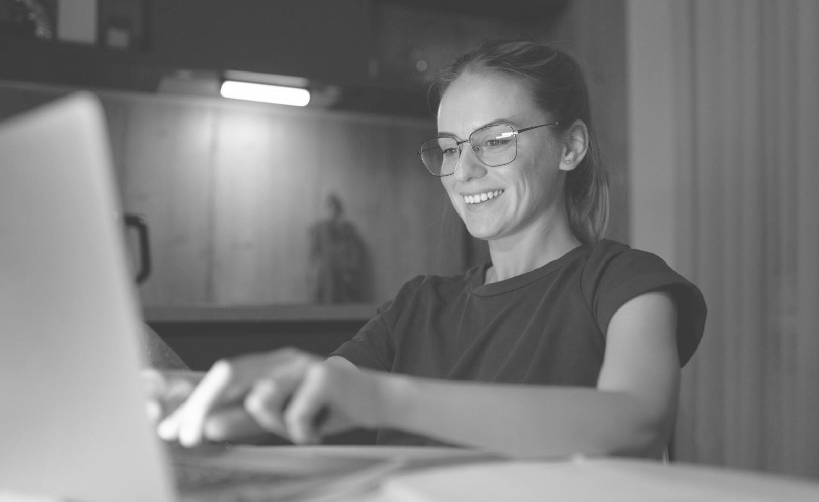 Grupo de personas colaborando en sesión de aprendizaje financiero